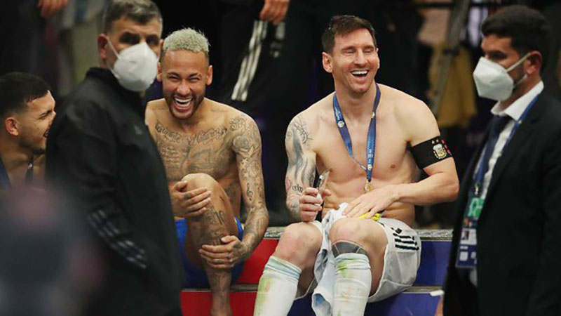 Kapten Argentina, Lionel Messi, terlihat tertawa menghibur rekannya, Neymar Jr, setelah bertukar baju, usai Argantina jaura Copa America 2021 di Stadion Maracana, Rio de Jainero, Ahad (11/7/2021) pagi WIB.